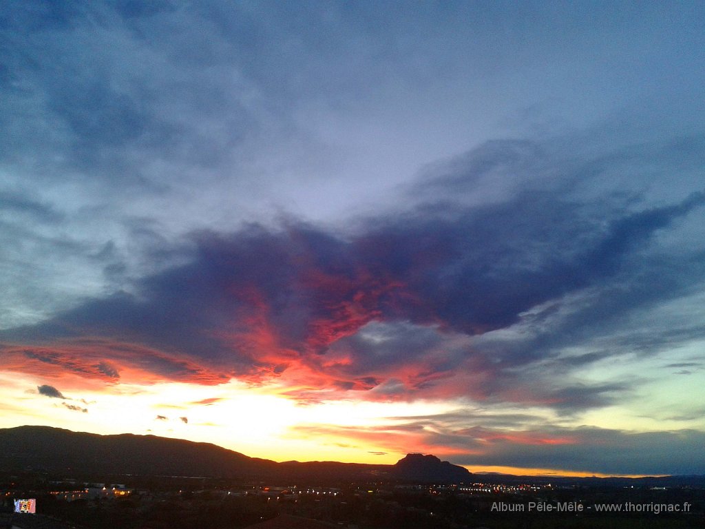 2014 02 26 18 30 13.jpg - Coucher de soleil sue le massif des Maures. 26 février 2014 - 18H30